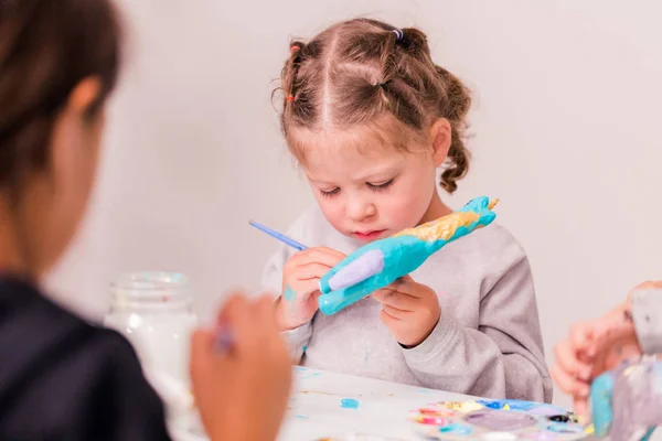 Små Flickor Dekorera Små Papper Mache Unicorn Figuriner — Stockfoto