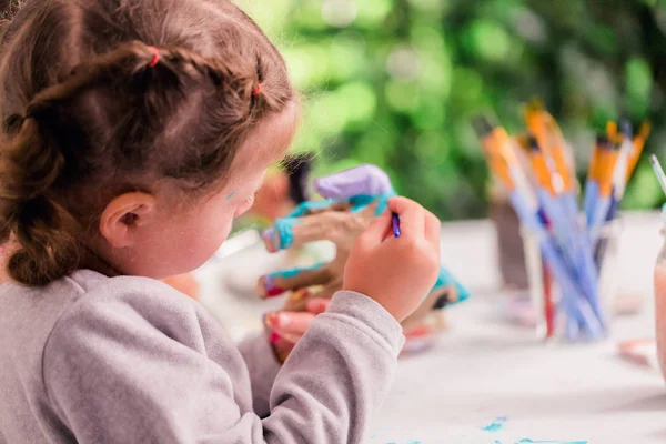 Små Flickor Dekorera Små Papper Mache Unicorn Figuriner — Stockfoto