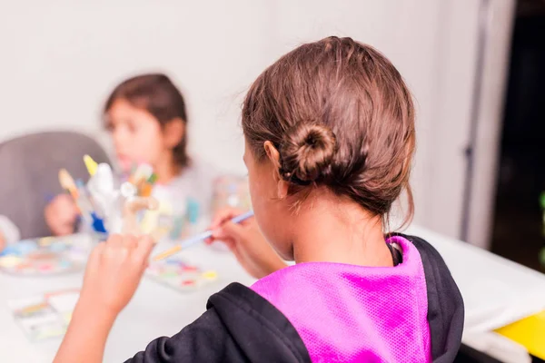 Petites Filles Décorant Les Petites Figurines Licorne Mache Papier — Photo