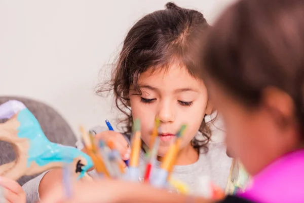 Små Flickor Dekorera Små Papper Mache Unicorn Figuriner — Stockfoto