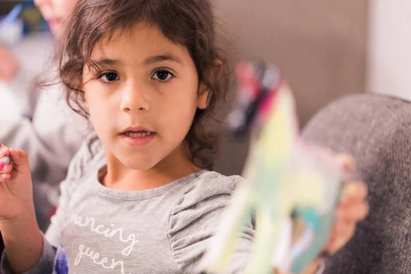 Petites Filles Décorant Les Petites Figurines Licorne Mache Papier — Photo