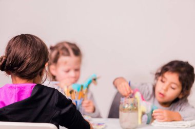 Küçük kızlar küçük dekorasyon tek boynuzlu at figürin mache kağıt.