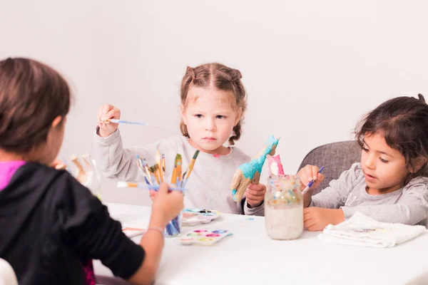 Niñas Decorando Pequeñas Figuras Papel Unicornio Mache — Foto de Stock