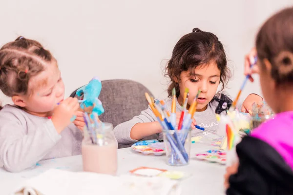 Små Flickor Dekorera Små Papper Mache Unicorn Figuriner — Stockfoto