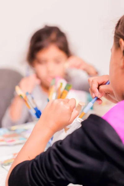 Niñas Decorando Pequeñas Figuras Papel Unicornio Mache —  Fotos de Stock