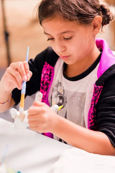 Petites Filles Décorant Les Petites Figurines Licorne Mache Papier — Photo