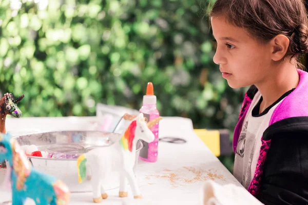 Petites Filles Décorant Les Petites Figurines Licorne Mache Papier — Photo