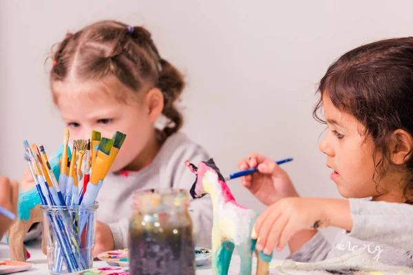 Niñas Decorando Pequeñas Figuras Papel Unicornio Mache — Foto de Stock