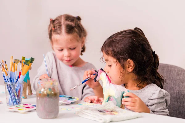 Kleine Mädchen Schmücken Kleine Einhornfiguren Aus Papiermaché — Stockfoto