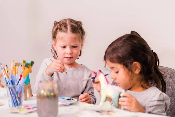 Małe Dziewczynki Dekorowanie Mały Papier Mache Figurki Jednorożca — Zdjęcie stockowe