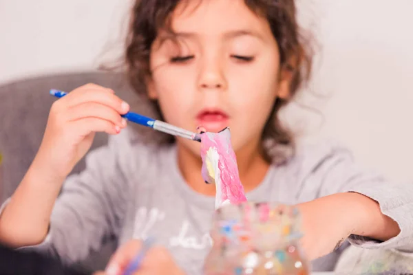 Små Flickor Dekorera Små Papper Mache Unicorn Figuriner — Stockfoto