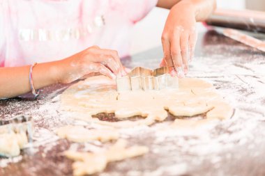 İnişli çıkışlı dışarı ve tek boynuzlu at şeker kurabiye kesme küçük kız.