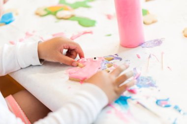 Küçük kızlar tek boynuzlu at oyun tarihte kurabiye yapma.