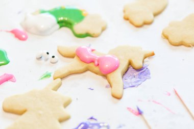 Tek boynuzlu at oyun tarihte kurabiye yapma çocuklar.