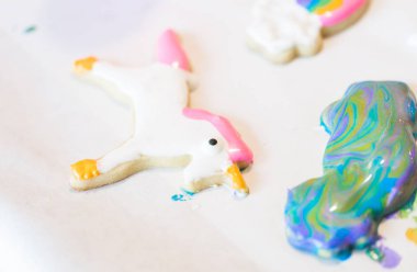 Tek boynuzlu at oyun tarihte kurabiye yapma çocuklar.