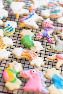 Çocuklar el sanatları. Royal Icing tek boynuzlu at çerezler üzerinde raf kurutma ile dekore edilmiş.