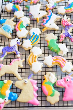 Çocuklar el sanatları. Royal Icing tek boynuzlu at çerezler üzerinde raf kurutma ile dekore edilmiş.
