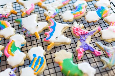 Çocuklar el sanatları. Royal Icing tek boynuzlu at çerezler üzerinde raf kurutma ile dekore edilmiş.