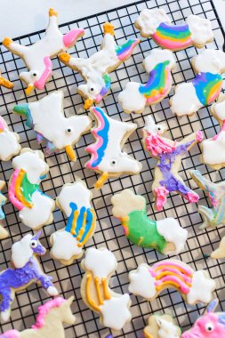 Çocuklar el sanatları. Royal Icing tek boynuzlu at çerezler üzerinde raf kurutma ile dekore edilmiş.