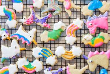 Çocuklar el sanatları. Royal Icing tek boynuzlu at çerezler üzerinde raf kurutma ile dekore edilmiş.