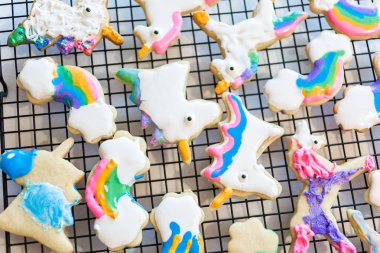 Çocuklar el sanatları. Royal Icing tek boynuzlu at çerezler üzerinde raf kurutma ile dekore edilmiş.