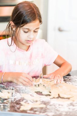 İnişli çıkışlı dışarı ve tek boynuzlu at şeker kurabiye kesme küçük kız.