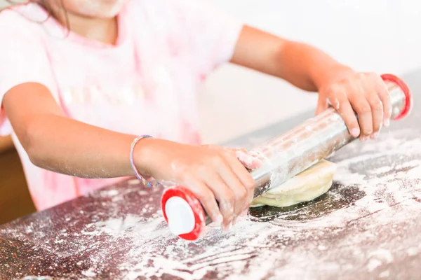 Mała Dziewczynka Toczenia Wycinanie Cookies Cukru Jednorożca — Zdjęcie stockowe