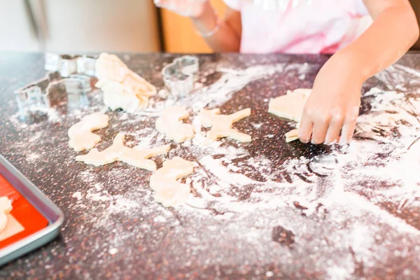 Mała Dziewczynka Toczenia Wycinanie Cookies Cukru Jednorożca — Zdjęcie stockowe