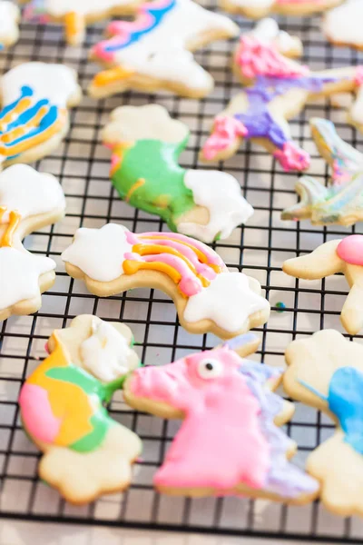 Gyerekek Kézműves Díszített Királyi Jegesedés Egyszarvú Cookie Kat Szárító Állvány — Stock Fotó