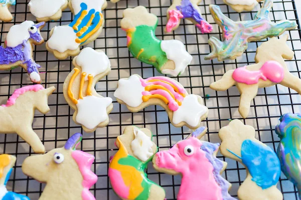 Çocuklar el sanatları. Royal Icing tek boynuzlu at çerezler üzerinde raf kurutma ile dekore edilmiş.