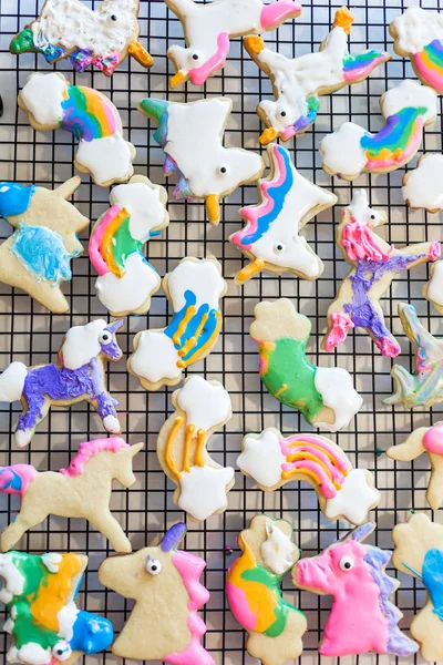 Gyerekek Kézműves Díszített Királyi Jegesedés Egyszarvú Cookie Kat Szárító Állvány — Stock Fotó