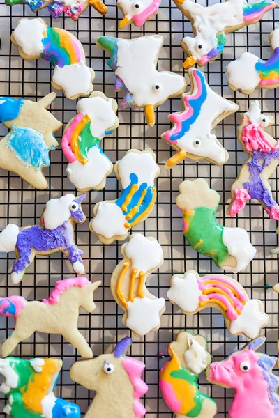 Gyerekek Kézműves Díszített Királyi Jegesedés Egyszarvú Cookie Kat Szárító Állvány — Stock Fotó