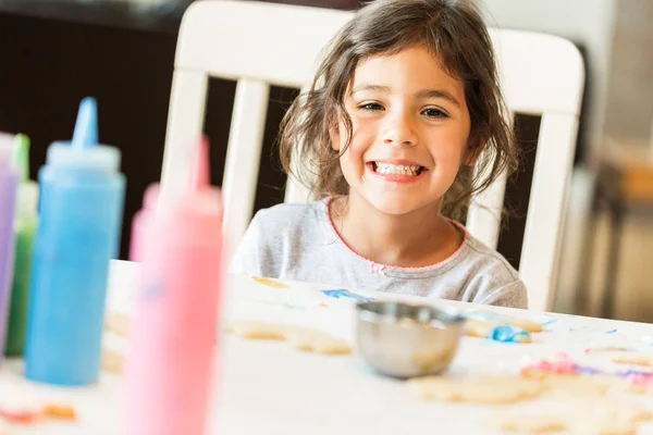 Kleine Mädchen Backen Einhornkekse Beim Spieltermin — Stockfoto