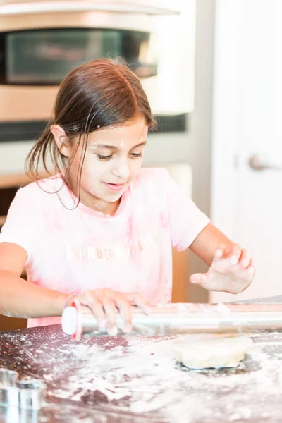 Liten Flicka Rulla Och Skära Unicorn Sugar Cookies — Stockfoto