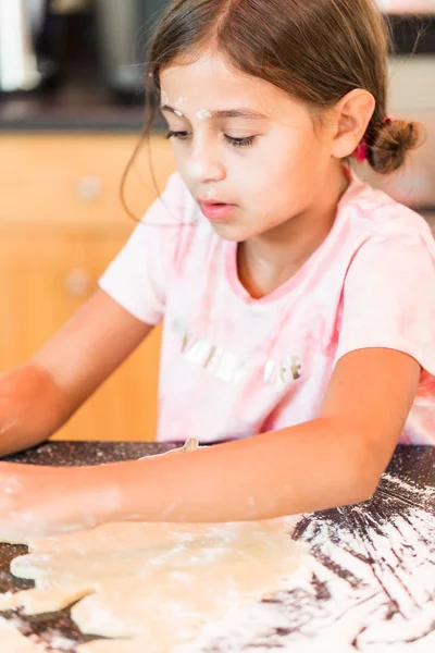 Liten Flicka Rulla Och Skära Unicorn Sugar Cookies — Stockfoto