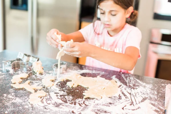 Kleines Mädchen Rollt Aus Und Schneidet Einhorn Zuckerkekse Aus — Stockfoto