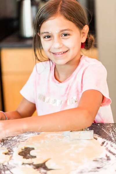 Kleines Mädchen Rollt Aus Und Schneidet Einhorn Zuckerkekse Aus — Stockfoto