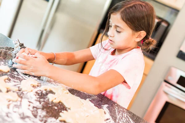 Liten Flicka Rulla Och Skära Unicorn Sugar Cookies — Stockfoto