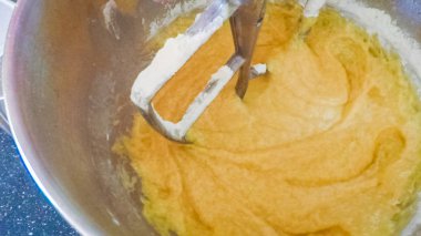 Adım adım. Vanilyalı kek yapmak için mutfak Mikser malzemeyi karıştırma.