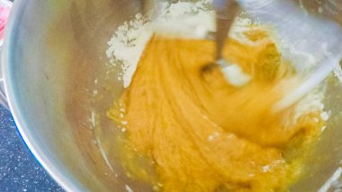 Adım adım. Vanilyalı kek yapmak için mutfak Mikser malzemeyi karıştırma.