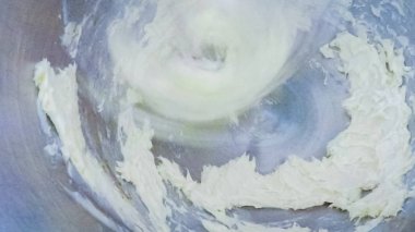 Adım adım. Vanilyalı kek yapmak için mutfak Mikser malzemeyi karıştırma.