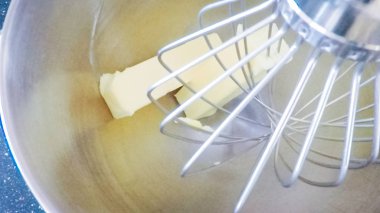 Adım adım. Vanilyalı kek yapmak için mutfak Mikser malzemeyi karıştırma.