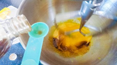 Adım adım. Vanilyalı kek yapmak için mutfak Mikser malzemeyi karıştırma.