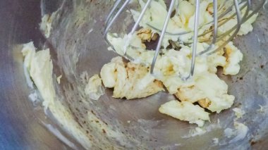 Adım adım. Vanilyalı kek yapmak için mutfak Mikser malzemeyi karıştırma.