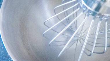 Adım adım. Vanilyalı kek yapmak için mutfak Mikser malzemeyi karıştırma.