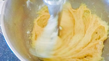 Adım adım. Vanilyalı kek yapmak için mutfak Mikser malzemeyi karıştırma.