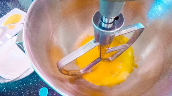 Шаг Шагом Смешивание Ингредиентов Кухонном Смесителе Сделать Ванильные Кексы — стоковое фото