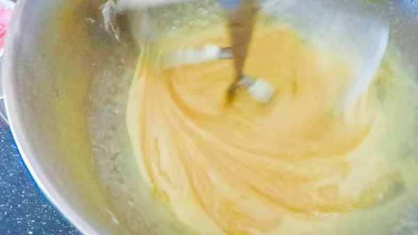 Stap Voor Stap Mengen Van Ingrediënten Keuken Mixer Vanille Cupcakes — Stockfoto
