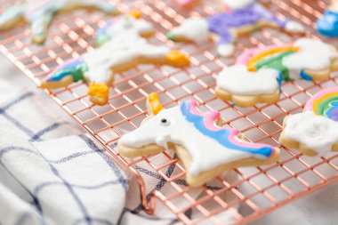 Tek boynuzlu at raf kurutma üzerinde Kraliyet buzlanma ile çocuklar tarafından dekore edilmiş şekerli kurabiye şeklinde.