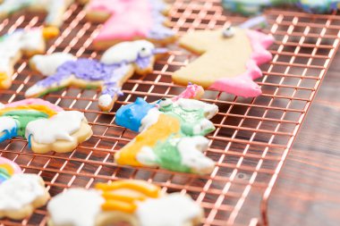 Tek boynuzlu at raf kurutma üzerinde Kraliyet buzlanma ile çocuklar tarafından dekore edilmiş şekerli kurabiye şeklinde.